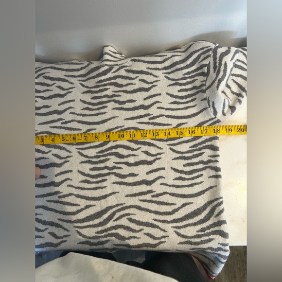ANTHROPOLOGIE Light Grey White Tiger Striped Lizzie Mock Neck Pullover Sweater S - Picture 11 of 13